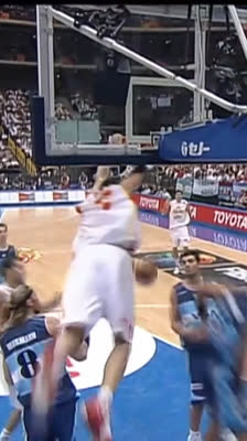 ¡Rudy Fernández vuela hacia el aro! Espectacular mate ante Argentina | Mundial FIBA 2006