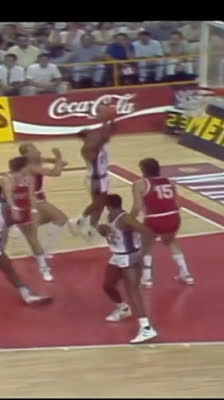¡Arvydas Sabonis pone un tapón a Kenny Smith! El gigante soviético impone su ley | Mundial FIBA 1986