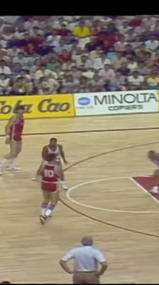 ¡Espectacular mate de Arvydas Sabonis! El gigante soviético machaca el aro ante Estados Unidos | Mundial FIBA 1986