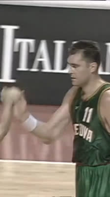 ¡Imparable Arvydas Sabonis! Canasta con falta ante Dino Rađa | EuroBasket 1995