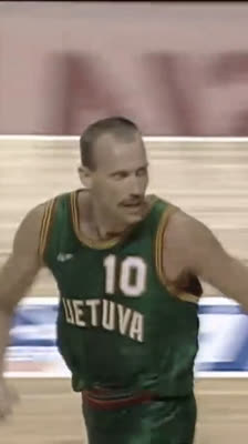 ¡Genialidad de Arvydas Sabonis! Asistencia por la espalda para la canasta de Kurtinaitis | EuroBasket 1995
