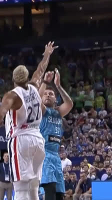 ¡Luka Dončić hace historia con un triple! 45 puntos ante Francia en el EuroBasket 2022