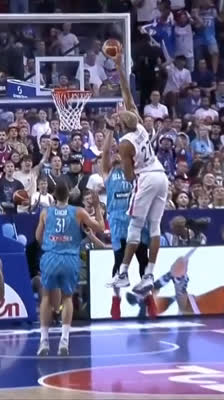 ¡Rudy Gobert machaca el aro delante de Luka Dončić! Mate brutal en el EuroBasket 2022