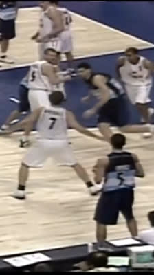 ¡Salta la tensión entre Argentina y Alemania! Falta antideportiva en el Mundial FIBA 2002