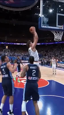 ¡Franz Wagner vuela hacia el aro! Espectacular mate ante Grecia | EuroBasket 2022