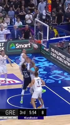 ¡Tremendo tapón de Johannes Voigtmann! Alemania frena el ataque de Grecia | EuroBasket 2022