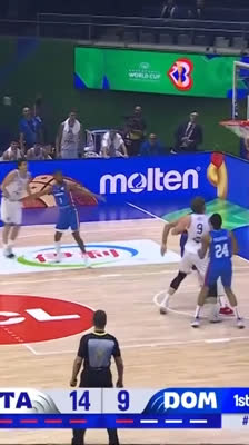 ¡Giampaolo Ricci anota delante de Karl-Anthony Towns! Gran triple de Italia | Mundial FIBA 2023