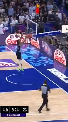 ¡Giannis Antetokounmpo roba el balón y machaca el aro! Contraataque espectacular | EuroBasket 2022