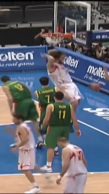 ¡Pau Gasol es imparable! Mate con falta ante Lituania para dominar el partido | Mundial FIBA 2006