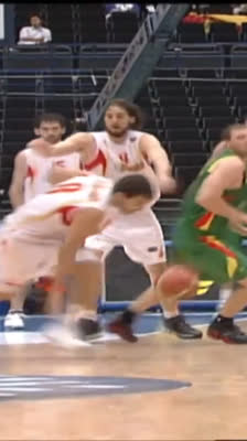 ¡Calderón humilla a la defensa con un caño y Pau Gasol machaca el aro! | Mundial FIBA 2006
