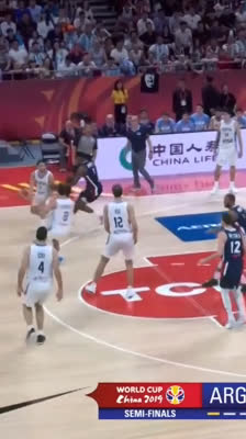 ¡Nicolás Laprovíttola anota un triple clave! Argentina golpea a Francia | Mundial FIBA 2019