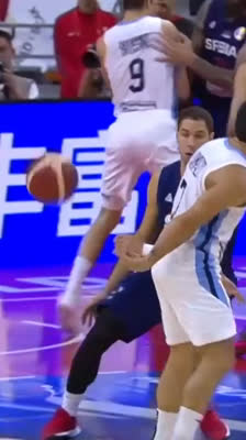 ¡La magia de Facundo Campazzo! Increíble asistencia por la espalda a Marcos Delía | Mundial FIBA 2019