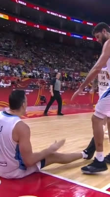 ¡Luis Scola es imparable! Canasta con falta tras una genialidad de Campazzo | Mundial FIBA 2019