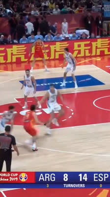 ¡La magia de Facundo Campazzo! Finta por la espalda y canasta espectacular ante España | Mundial FIBA 2019