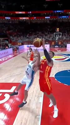 ¡Pierre Oriola vuela hacia el aro! Espectacular mate al contraataque ante Argentina | Mundial FIBA 2019