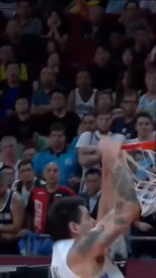 ¡Gabriel Deck machaca el aro con las dos manos! Espectacular mate ante España | Mundial FIBA 2019