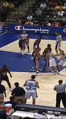 ¡Hugo Sconochini anota ante las estrellas de la NBA! Argentina vs Estados Unidos | Mundial FIBA 2002