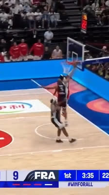 ¡Nicolas Batum coloca un tapón brutal a Luguentz Dort! Francia vs Canadá | Mundial FIBA 2023