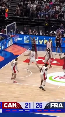 ¡Evan Fournier anota sobre la bocina! Canasta increíble ante Canadá | Mundial FIBA 2023