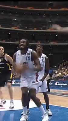 ¡Ronny Turiaf destroza el aro! Espectacular mate ante Alemania | Mundial FIBA 2006