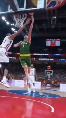 ¡Joe Ingles desafía a Rudy Gobert! Canasta espectacular con falta ante Francia | Mundial FIBA 2019