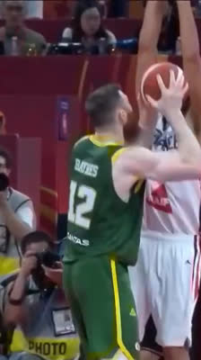 ¡Nicolas Batum coloca un tapón brutal a Aron Baynes! Francia vs Australia | Mundial FIBA 2019