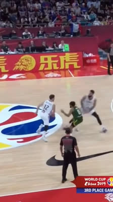 ¡Nando De Colo aparece en el momento clave! Triple para acercar a Francia ante Australia | Mundial FIBA 2019