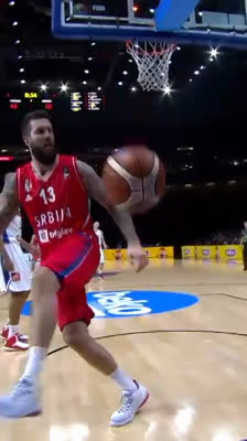 ¡Miroslav Raduljica machaca el aro a una mano! Espectacular mate ante Francia | EuroBasket 2015