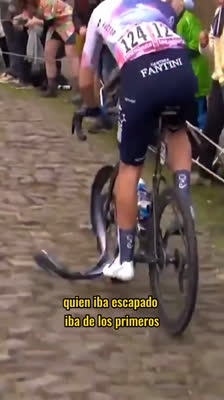 Pęka mu KOŁO i zaczyna iść pieszo.