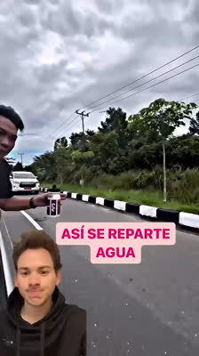 Rozdawanie wody kolarzowi