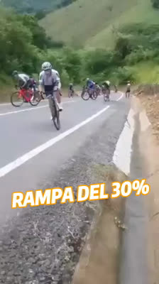 Kolarze wiją się na podjeździe o nachyleniu 30%. Niesamowite