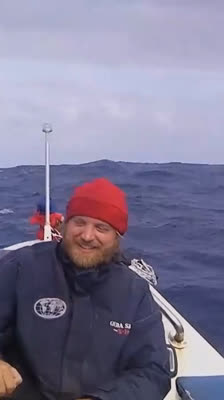 Roddarna möter en kraftig storm James och Ben - And Then We Swam