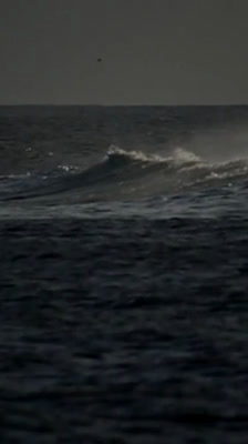 En enorm våg förstör James och Bens båt - And Then We Swam