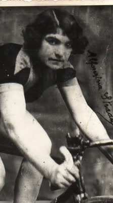 Alfonsina Strada påbörjar sin cykelresa: Alfonsina Strada The Rebel