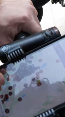 Ett svårt beslut mitt i branden · Crossing Lines