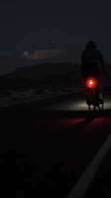 Solnedgång längs vägen · Crossing Lines