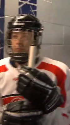 Spillerne starter verdens længste Ishockeykamp i historien: Lace Bite