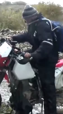 Teamet Mondo Sahara Seven möter polisunderökning under Motocross-expeditionen: Mondo Sahara