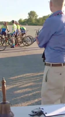 Olycka i ett cykellopp och omedelbar hjälp: Thursday Fields