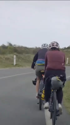 Kvinnliga cyklister möter utmaningar och tänjer på gränser · The Breakaways