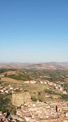 Michele Sanna vandrar genom byn Corleone och berättar om Sicilianska maffians historia: Inside My Borders 2