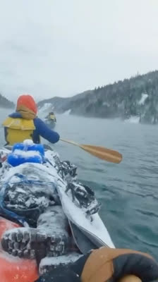 Lagets återförening efter separation på Columbiafloden · Without a Paddle