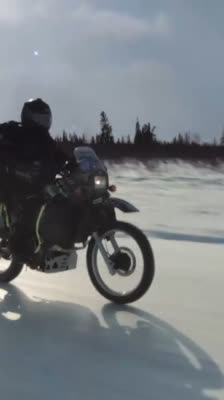 Oliver Solaro kör sin motorcykel på Kanadas vintervägar: AKA Brokentooth