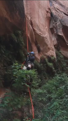 Teamet fullbordar en extrem kanjon och reflekterar över upplevelsen · Gorging