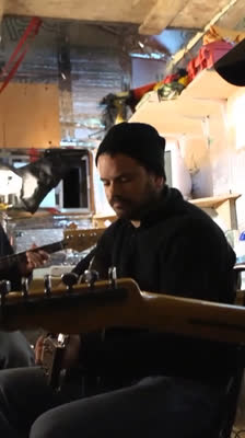 Zac Crouse bestämmer sig för att marknadsföra sitt album med havskajak från Ottawa till Halifax, en resa planerad med Cory: Paddle to the Ocean