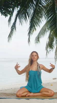 Genfind forbindelsen til åndedrættet og mærk luften strømme ind og ud · Fresh Yoga with Katy Misson (Sæson 3 Afsnit 1)