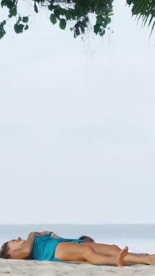 Sidde i Savasana og lave små bevægelser · Fresh Yoga with Katy Misson (Sæson 3 Episode 1)