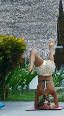 Sesja wyjaśnia, jak pozycje odwrócone wspomagają krążenie i stymulują organy wewnętrzne, łącząc świadomy oddech z kontrolowanymi ruchami w pozycjach takich jak pies z głową w dół, inwersje i skręty, w celu poprawy zdrowia układu sercowo-naczyniowego, wyró