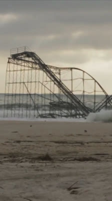 Surfing efter stormen bland vrakdelar och vågor: A Life Outside