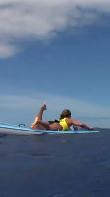 Shakira Westdorps dröm: surfa de största vågorna på Hawaii · The Women and the Waves